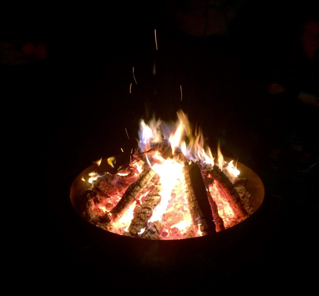 Gemeinsames Singen an der Feuerschale